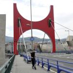 Puente de La Salve de Bilbao, junto al que se ha desatado esta tarde el incendio