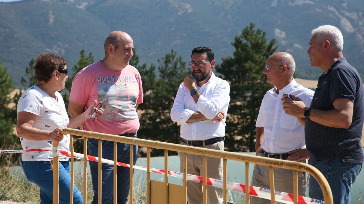 El consejero de Cohesión Territorial, Bernardo Ciriza, el alcalde de Aguilar de Codés, Jesús Ángel Amescua, y el director general de Administración Local y Despoblación, Jesús Mari Rodríguez, acompañados por miembros de la corporación municipal, de la empresa constructora y de la dirección de obra.