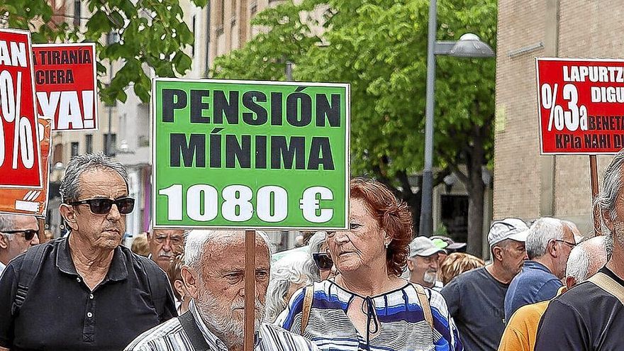 Jubilados exigen una pensión mínima de 1.080 euros durante una manifestación.