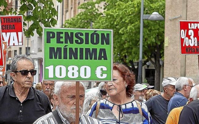 Jubilados exigen una pensión mínima de 1.080 euros durante una manifestación. Jubilados exigen una pensión mínima de 1.080 euros durante una manifestación.
