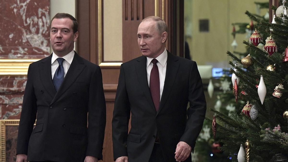 Dimitri Medvedev, junto a Vladimir Putin.