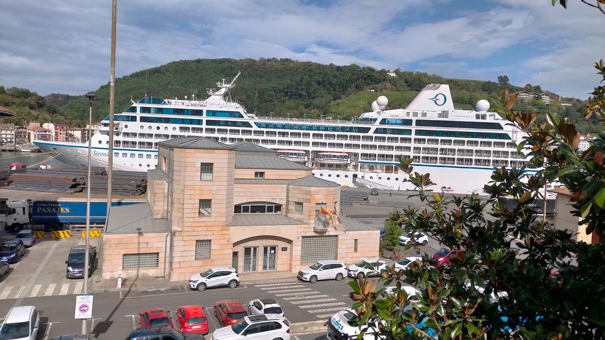 El crucero 'El Sirena', en la bahía de Pasaia.