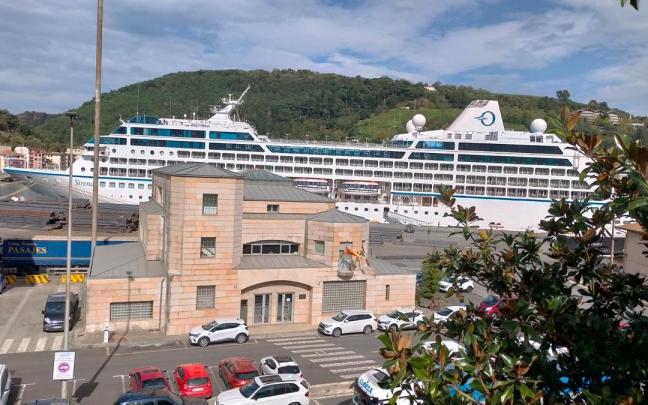 El crucero 'El Sirena', en la bah&iacute;a de Pasaia.