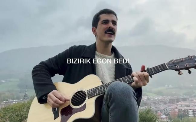 Tom Lizarazu, vocalista de Bulego, en una captura del video que el grupo ha colgado en YouTube con el tema 'Irulegiko esku'