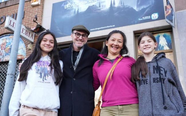 La familia Baynes, frente a la entrada de Dragonborn.