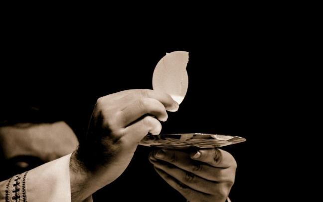 Imagen de archivo de un sacerdote durante la eucaristía.