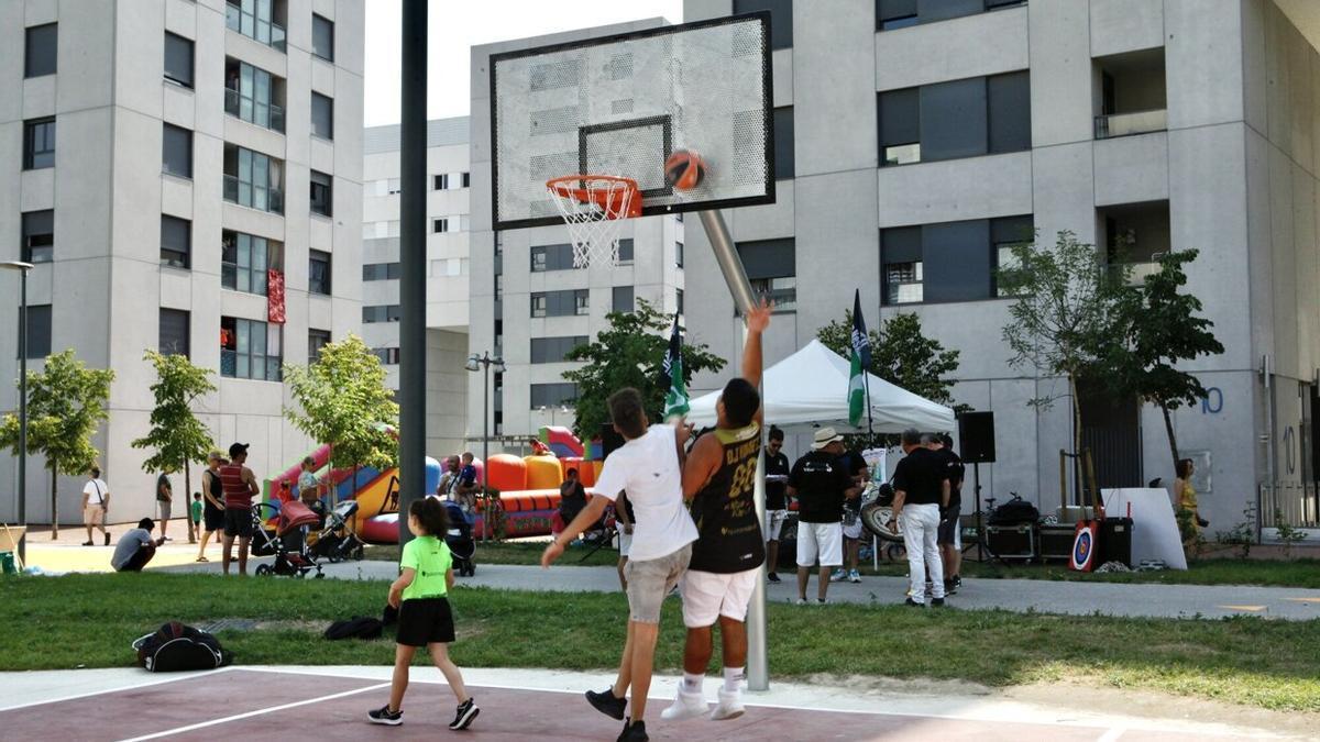 Jóvenes, ajenos a la información, jugando al baloncesto en Zabalgana