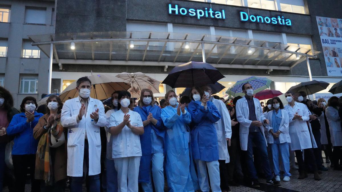 Concentración en el Hospital Donostia en defensa de "una asistencia de calidad"