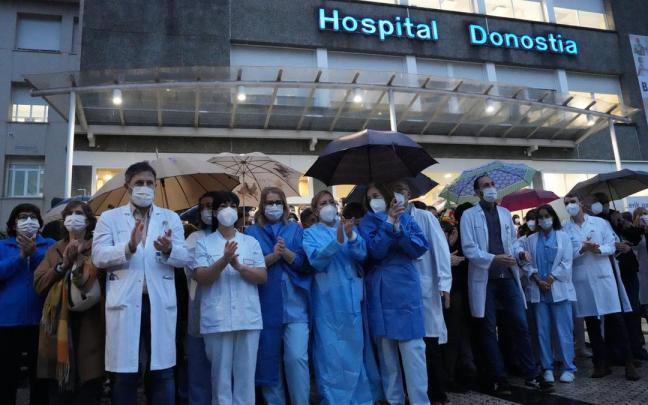 Concentraci&oacute;n en el Hospital Donostia en defensa de "una asistencia de calidad"