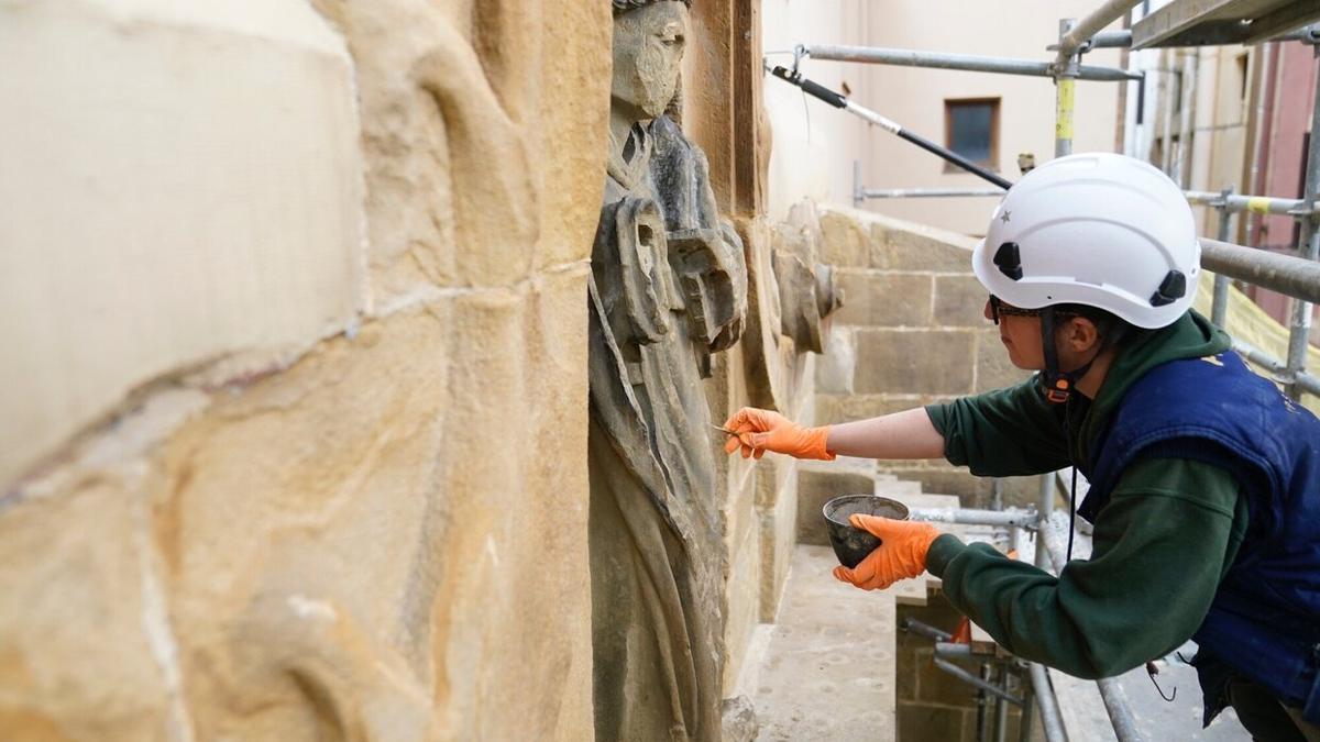 Una de las expertas trabaja en la portada de Santa Corda