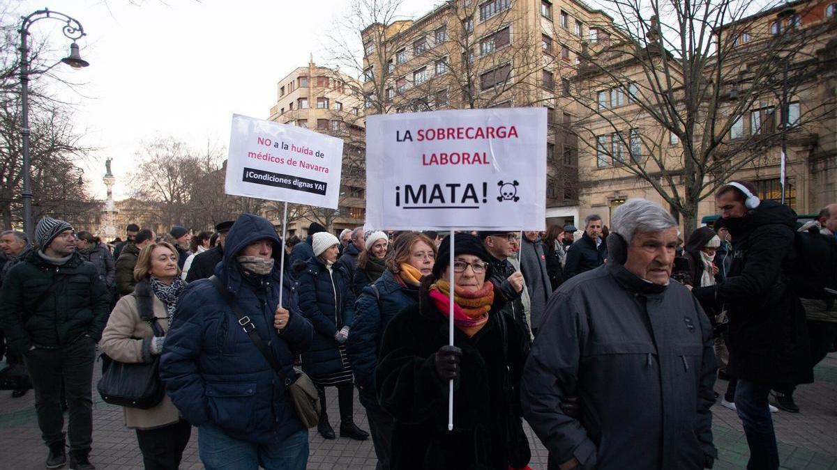 Participantes en la movilización organizada ayer por el SMN frente al Parlamento de Navarra.