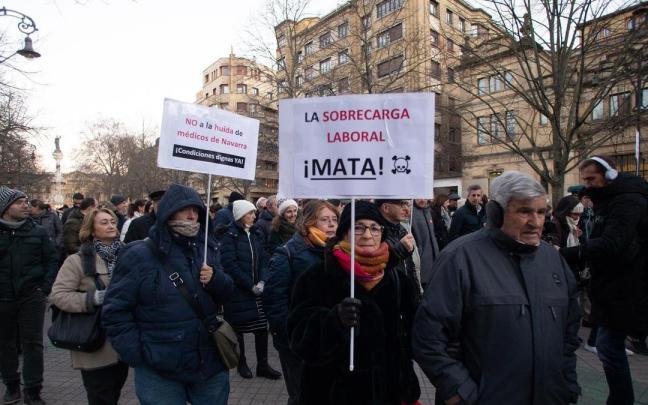 Participantes en la movilización organizada ayer por el SMN frente al Parlamento de Navarra.