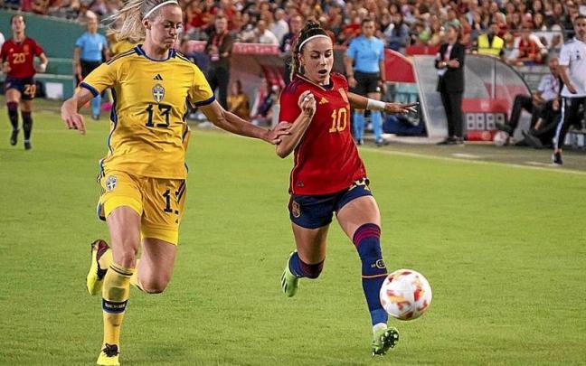 Athenea del Castillo intenta superar a la sueca Llestedt. | FOTO: EFE