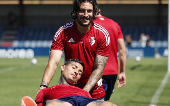 Juan Cruz y Chimy Ávila, en una divertida imagen este lunes en Tajonar.