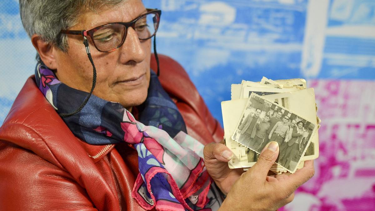 Una vecina de La Peña muestra sus fotografías en el barrio.