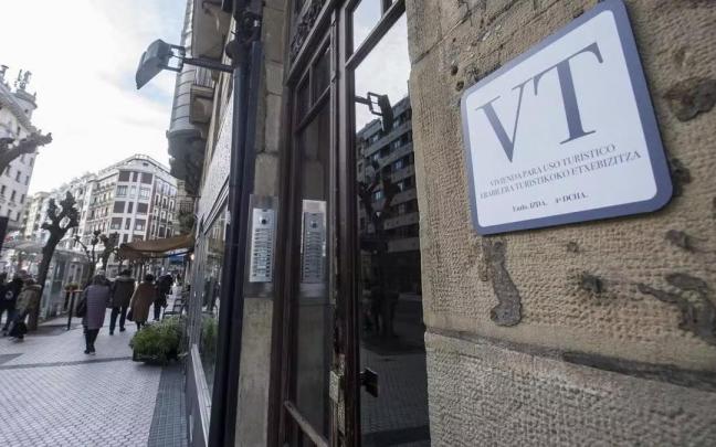Una placa que informa de la existencia de una vivienda turística en Donostia.