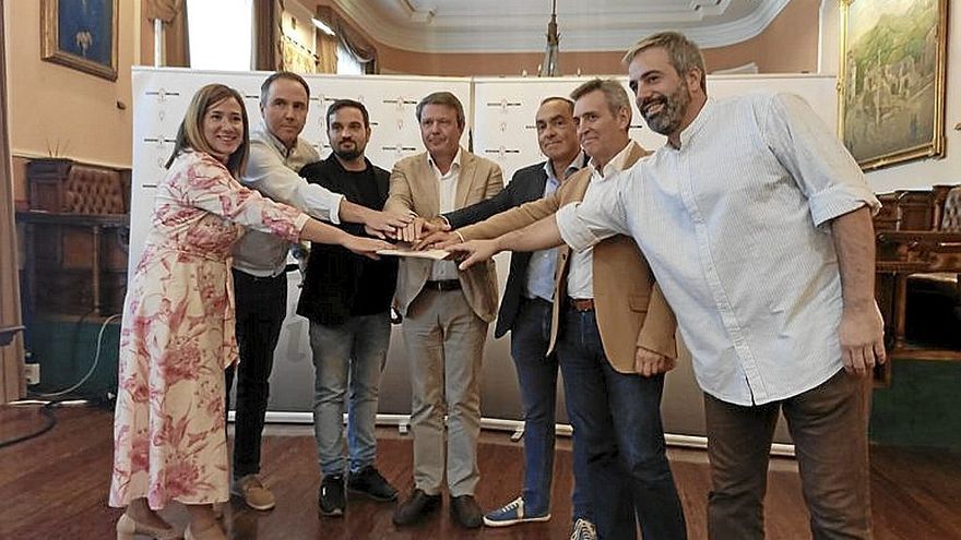 El alcalde y los portavoces tras la firma del pacto. | FOTO: J. GUEZALA