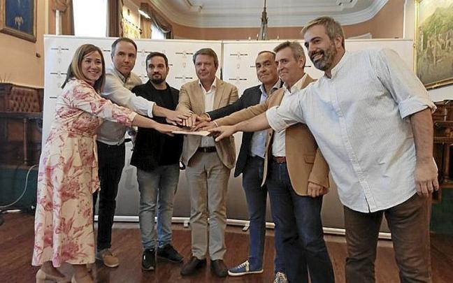 El alcalde y los portavoces tras la firma del pacto. | FOTO: J. GUEZALA El alcalde y los portavoces tras la firma del pacto. | FOTO: J. GUEZALA