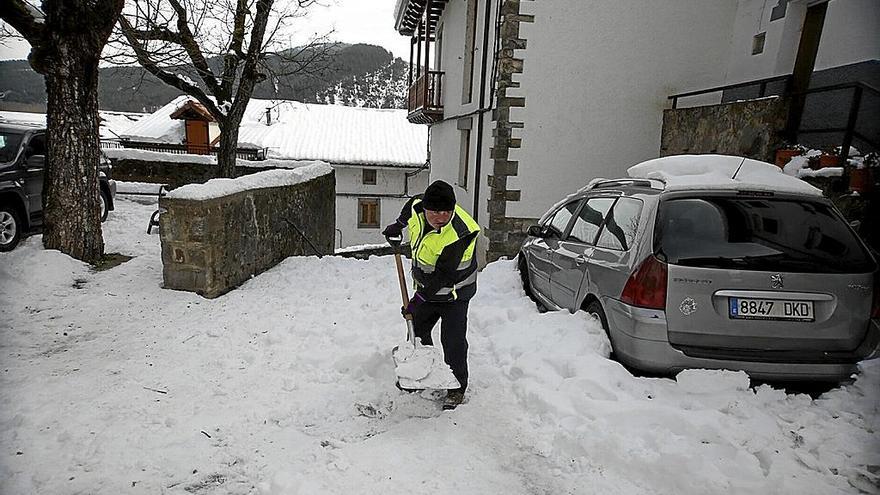 Un operario municipal retira nieve en una calle de Burgui, ayer por la mañana. | FOTO: JAVIER BERGASA