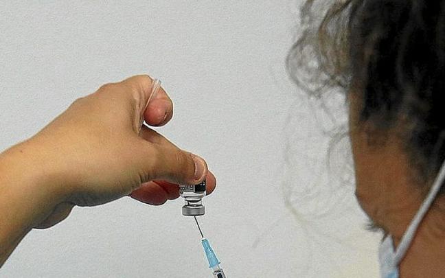 Una sanitaria prepara una vacuna para ser inoculada. | FOTO: GORKA ESTRADA Una sanitaria prepara una vacuna para ser inoculada. | FOTO: GORKA ESTRADA