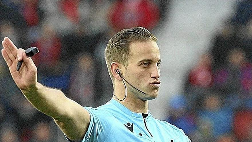 El árbitro Javier Alberola Rojas, durante el partido de ayer.