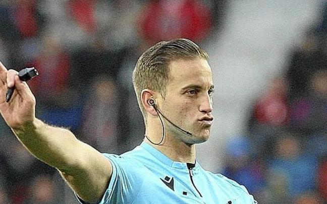 El árbitro Javier Alberola Rojas, durante el partido de ayer.