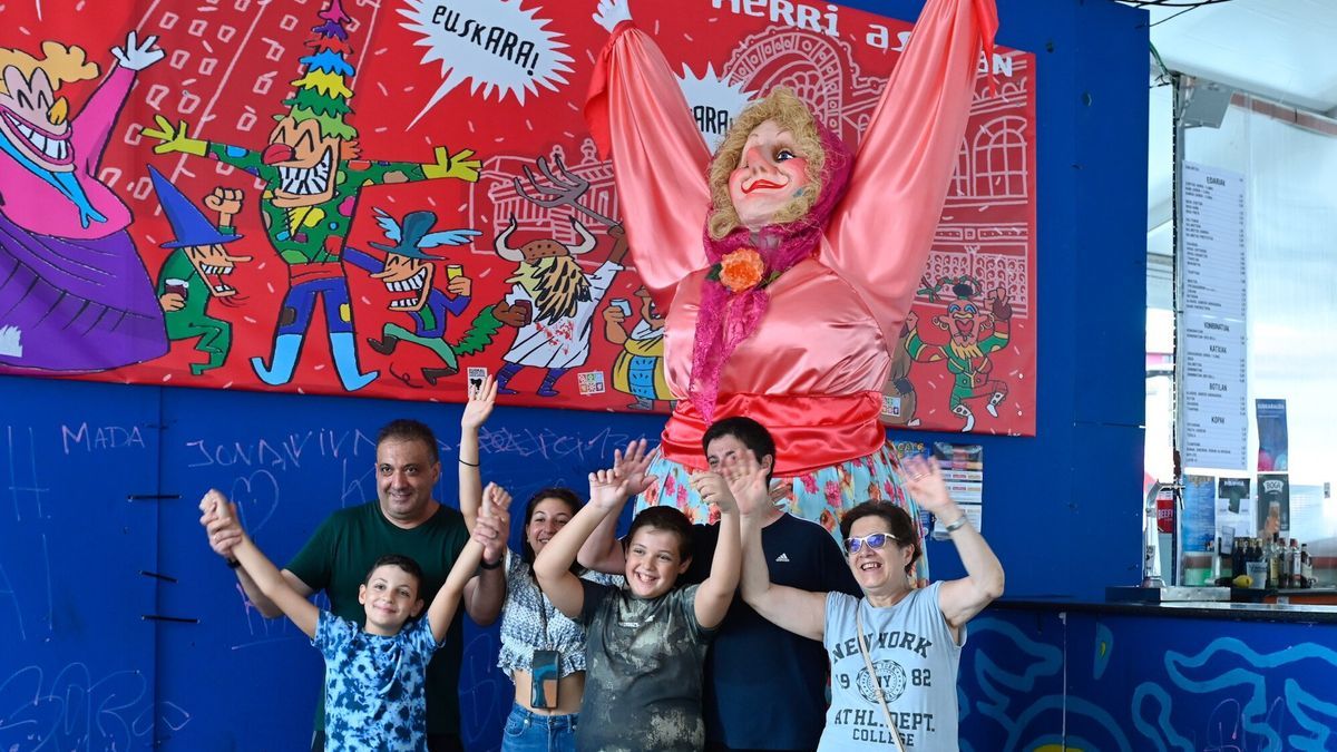 Cada día recorre las txosnas deleitando a los bilbainos.