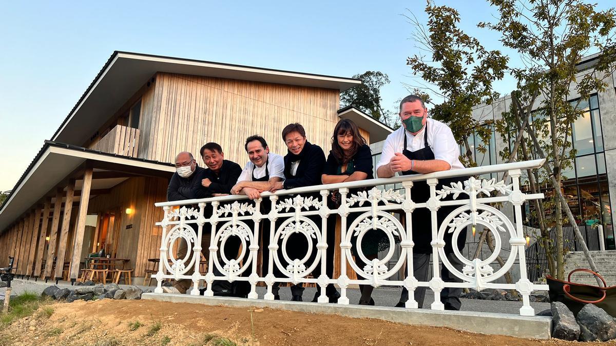 Cocineros donostiarras se asoman a la barandilla con sus anfitriones japoneses