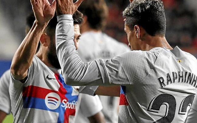 Jordi Alba celebra con Raphinha, autor del gol de la victoria del Barça, el tanto del brasileño. | FOTO: EFE