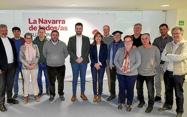 La portavoz de Geroa Bai, Uxue Barkos, con candidatos de la coalición en la Comarca de Pamplona para las próximas elecciones municipales.