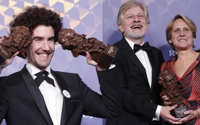 Iv&aacute;n Mi&ntilde;ambres con sus dos Goyas y Gaizka Urresti junto a Paula Labordeta.
