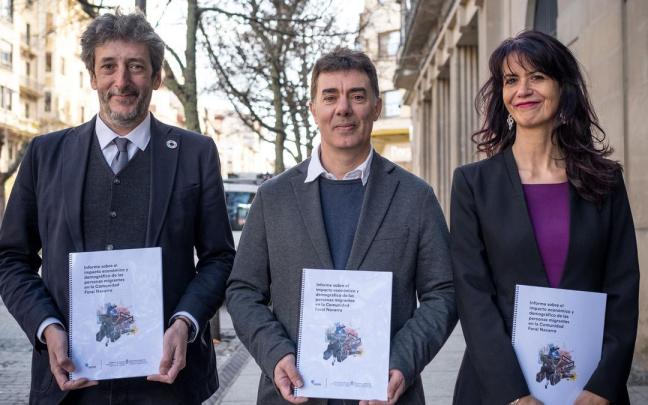 De izquierda a derecha, José Moisés Martín, el consejero Santos y Anabel Suso. De izquierda a derecha, José Moisés Martín, el consejero Santos y Anabel Suso.
