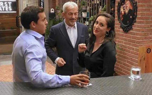 Javi y Elena junto a Carlos Sobera en 'First Dates'. Javi y Elena junto a Carlos Sobera en 'First Dates'.
