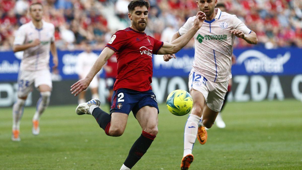 Nacho Vidal despeja un balón en el último Osasuna-Getafe.