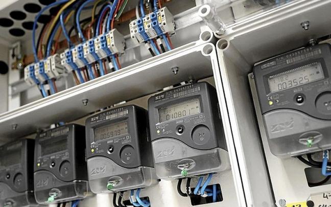 Contadores digitales de electricidad en un edificio.