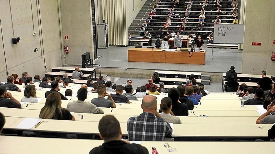 Aspirantes a una OPE de Policía Foral de años anteriores. | FOTO: OSKAR MONTERO