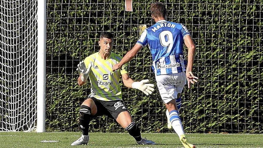 Martón bate al portero del Murcia para establecer el momentáneo 1-0. | FOTO: JAVI COLMENERO