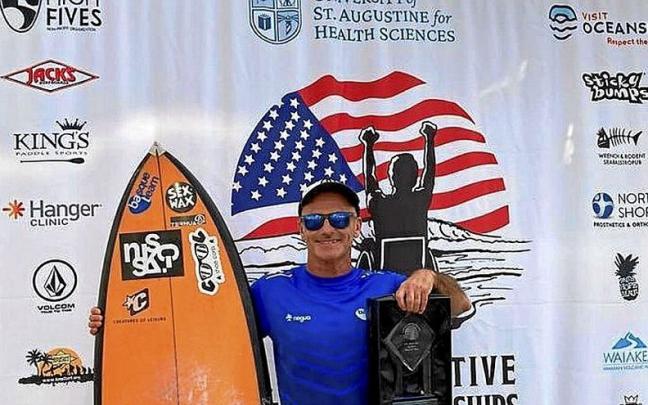 Aitor Francesena, con el trofeo logrado en el US Open.