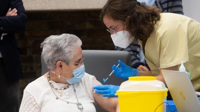 Una anciana recibe una dosis de la vacuna contra la covid
