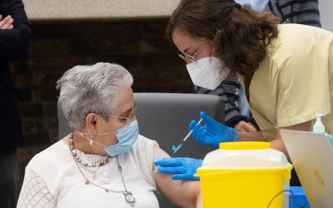 Una anciana recibe una dosis de la vacuna contra la covid Una anciana recibe una dosis de la vacuna contra la covid
