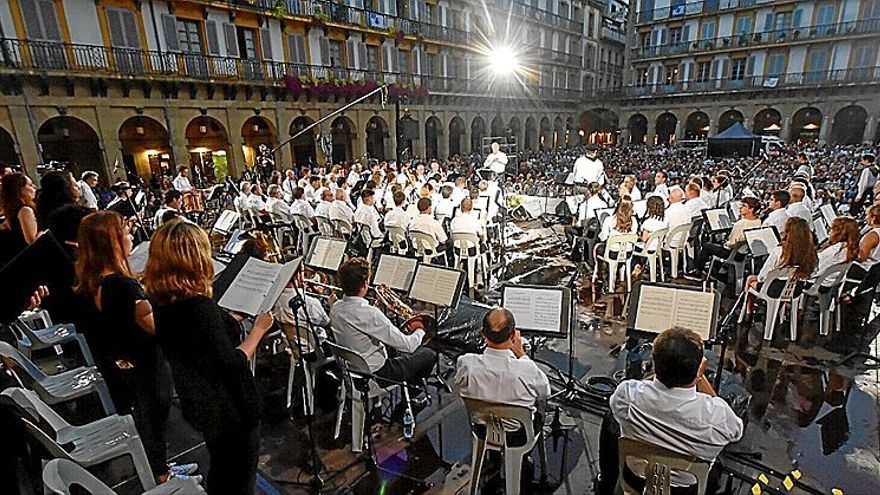 Unos 70 txistularis tomaron parte en el tradicional espectáculo de la plaza de la Constitución el primer día de la Aste Nagusia. | FOTOS: ARNAITZ RUBIO