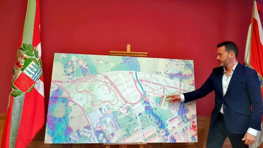 El alcalde, Josu Andoni Begoña, con el mapa de la zona.