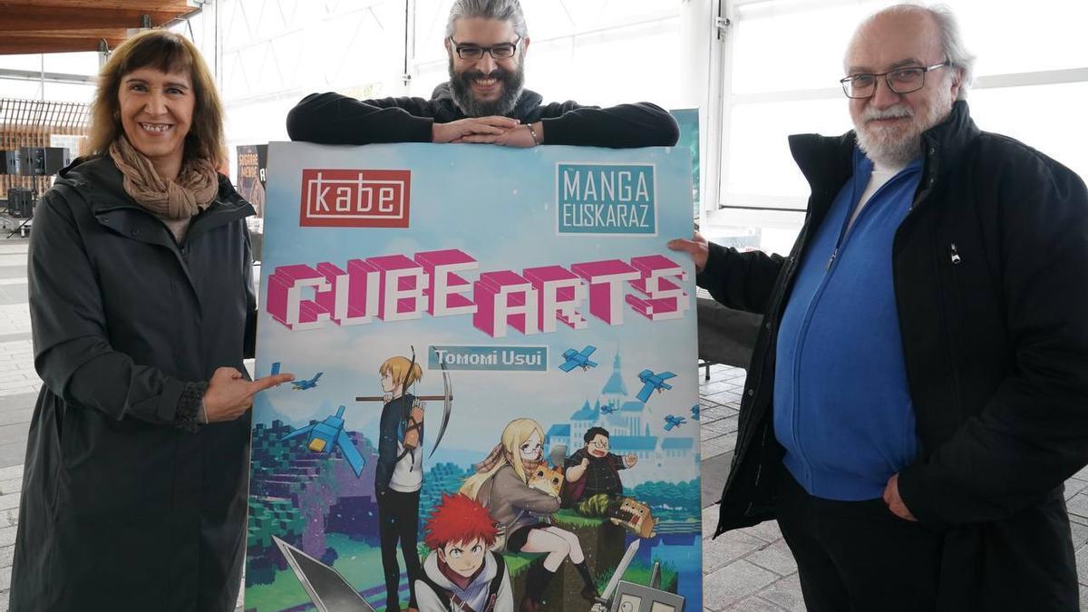 Koro Muro, Mikel Muro eta Gregorio Muro Hernanin izan dira asteburuan euskarazko manga eskainiko duen Kabe zigilua aurkezteko.