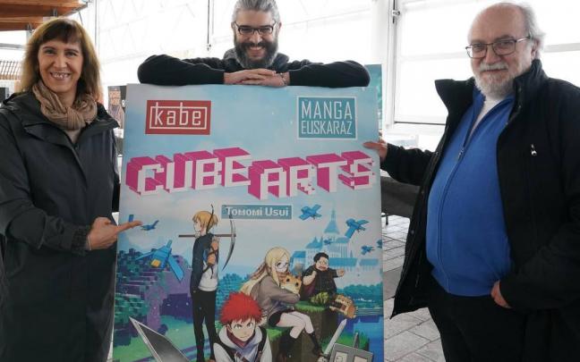 Koro Muro, Mikel Muro eta Gregorio Muro Hernanin izan dira asteburuan euskarazko manga eskainiko duen Kabe zigilua aurkezteko.