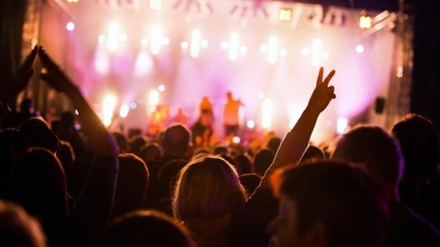 Unos 500.000 jóvenes se beneficiarán del bono cultural. Unos 500.000 jóvenes se beneficiarán del bono cultural.