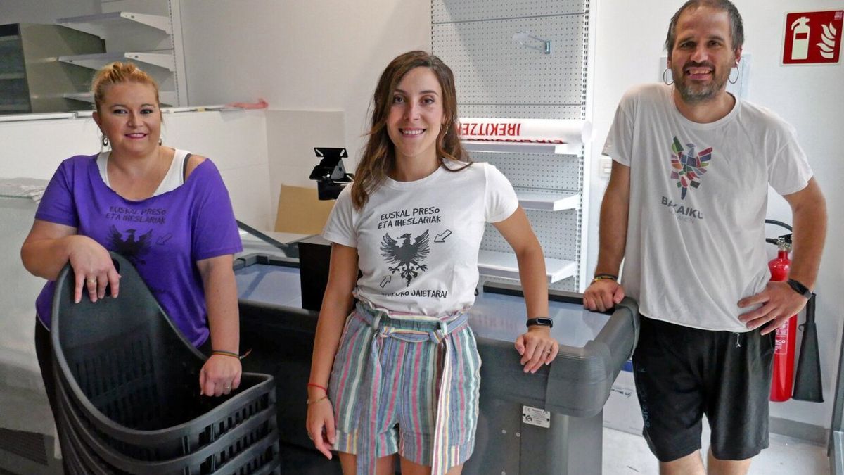 Saioa Zelaia, Nerea Viana y Lander Urritza, en la tienda.