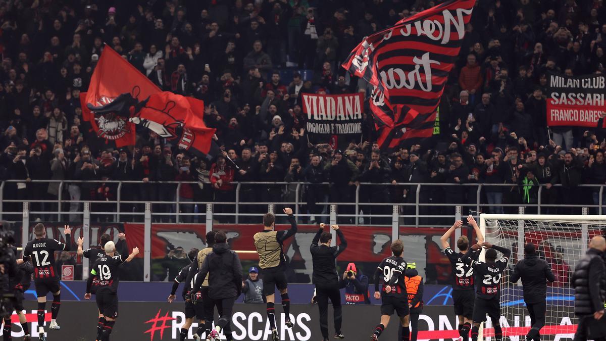 Jugadores del Milan celebran el triunfo.
