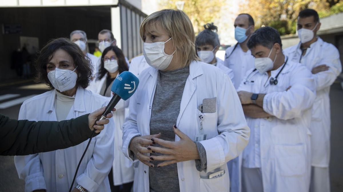 Las responsables del servicio de Urgencias y de Anestesiología del hospital Donostia, Arantza Agulli y Nuria González atienden a los medios de comunicación