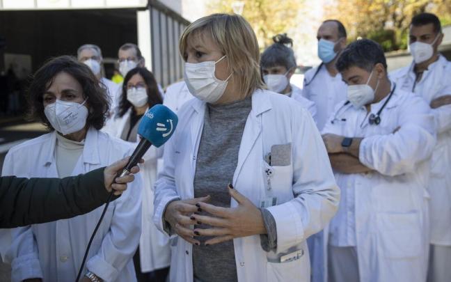 Las responsables del servicio de Urgencias y de Anestesiolog&iacute;a del hospital Donostia, Arantza Agulli y Nuria Gonz&aacute;lez atienden a los medios de comunicaci&oacute;n