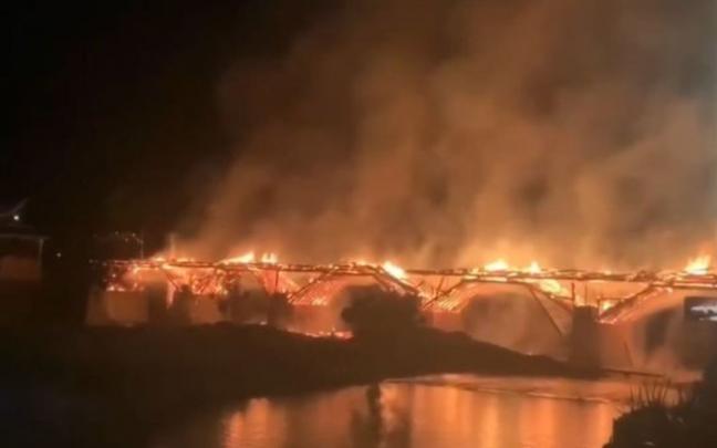 Incendio en el puente Wan'an de China. Incendio en el puente Wan'an de China.